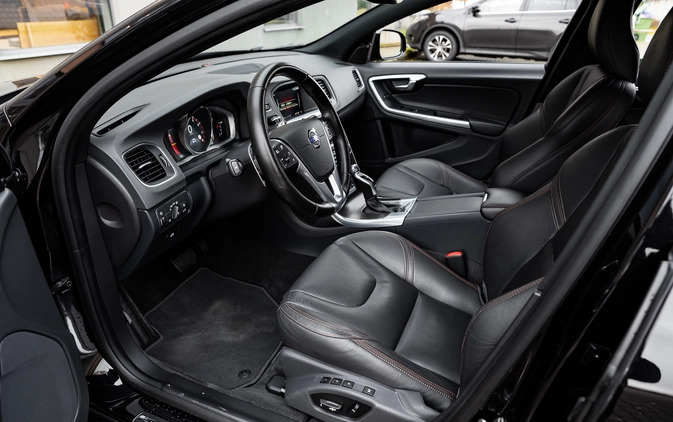 Volvo V60 Cross Country cena 87500 przebieg: 155000, rok produkcji 2015 z Suchedniów małe 781